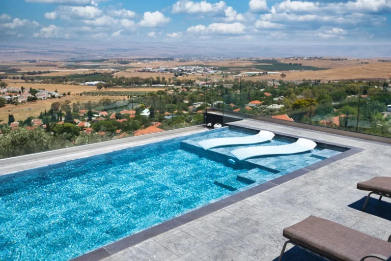 בריכת אינסוף עם נוף לעמק באחוזת המאירי בראש פינה