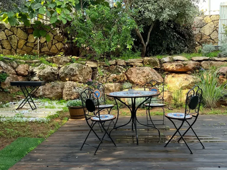 דק עץ עם פינת ישיבה בגינת סלעים בעלמה בהר