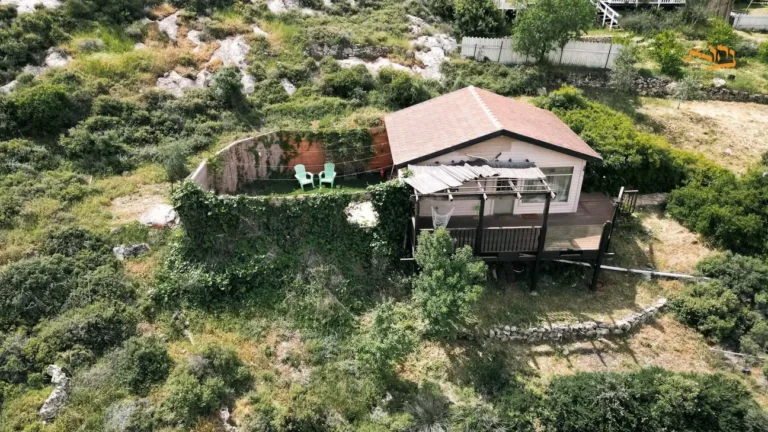 צימר אתנחתא בבת עין על צלע הר ירוקה ממבט אווירי