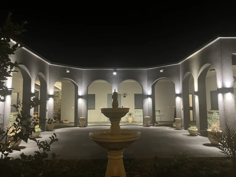 החצר הפנימית עם מזרקה וקשתות מוארות בבסנדלים