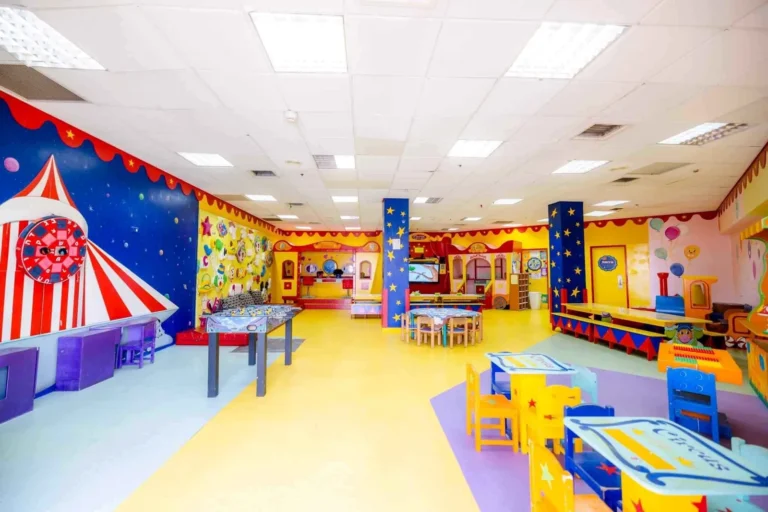 מועדון ילדים צבעוני ומרווח עם שולחנות משחק