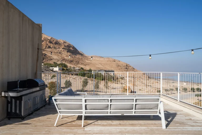 גג פרטי עם פינת ישיבה ונוף לים המלח בגג ים המלח