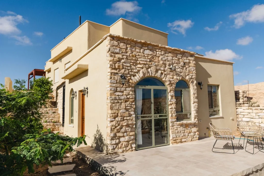 צימר אבן עם חלונות קשתיים באבן על הנחל