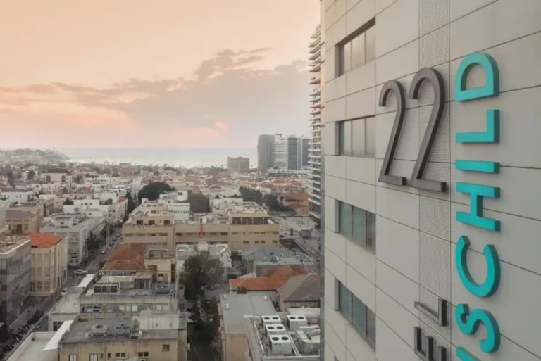 בניין המלון ונוף לגגות תל אביב