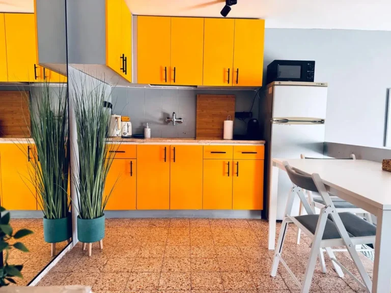 מטבח כתום עם פינת אוכל
