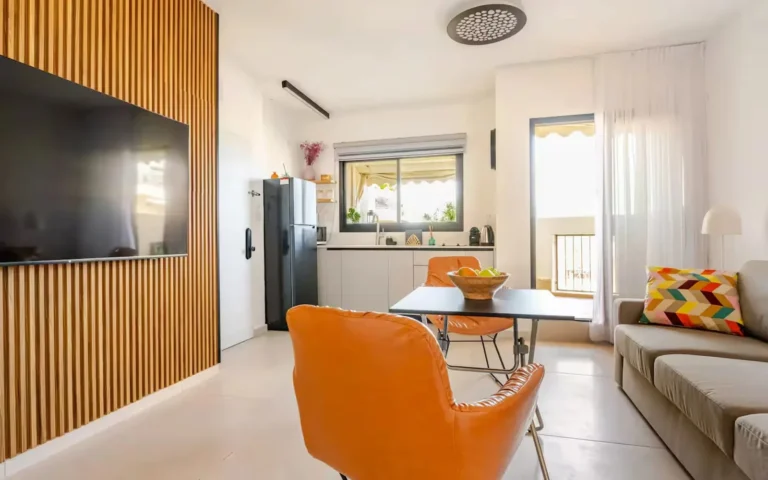 סלון ופינת אוכל עם מטבח