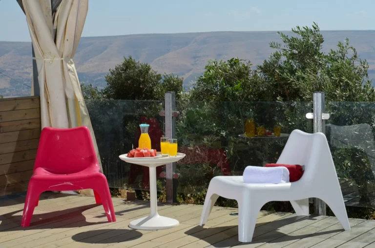 פינת ישיבה צבעונית מול נוף הגליל