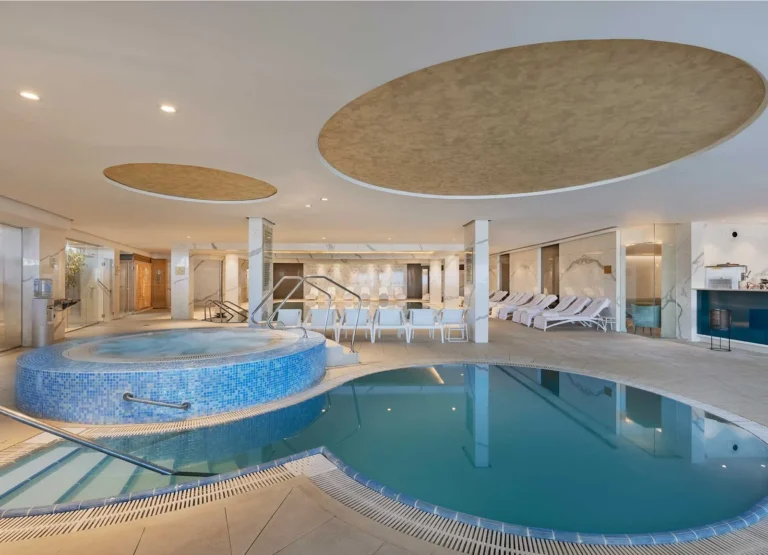 בריכה מקורה וג'קוזי בספא המלון