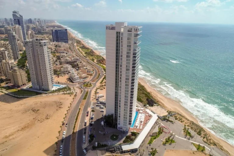 מגדל המלון על קו החוף של נתניה ממבט אווירי