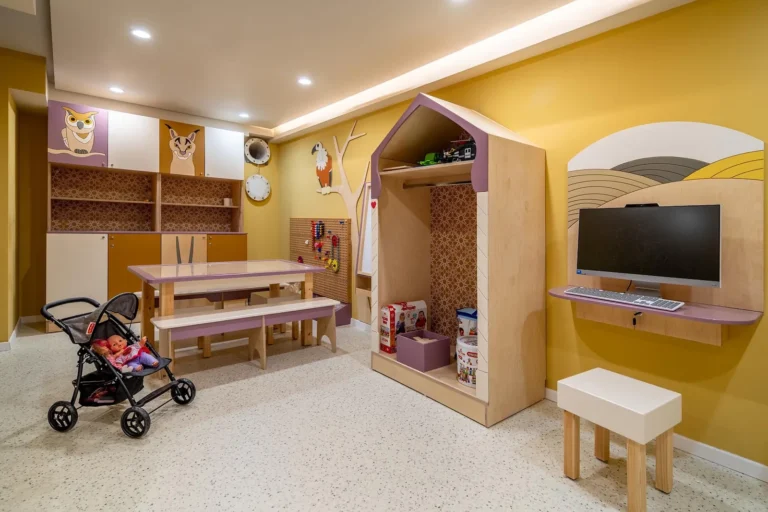 מועדון ילדים עם בית משחק ופינת יצירה