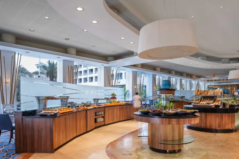 חדר אוכל מואר עם מזנון ונוף
