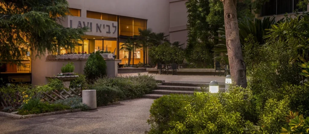 כניסה למלון קיבוץ לביא עם גינה מוארת
