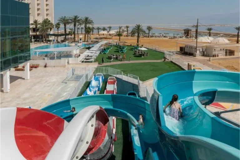 מגלשות מים ובריכה מול ים המלח במלון לאונרדו קלאב