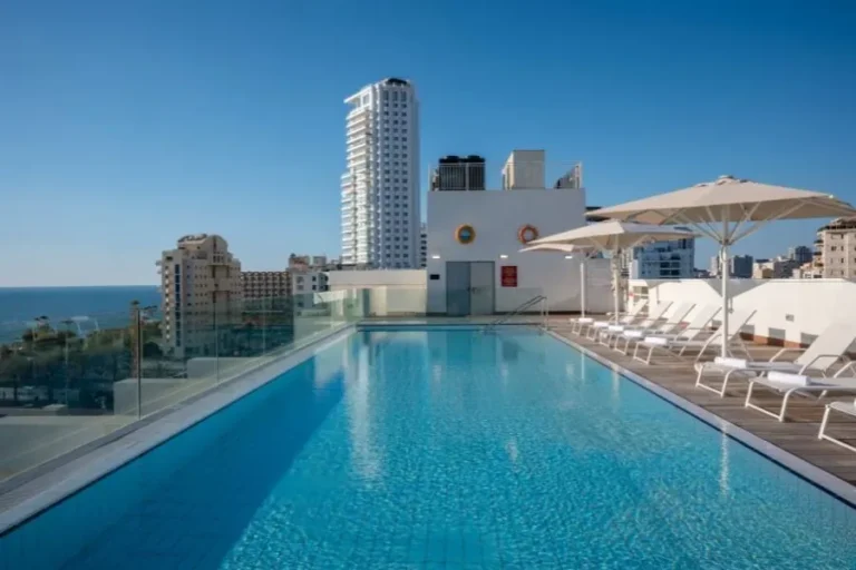 בריכת גג עם נוף לים בלאונרדו פלאזה נתניה