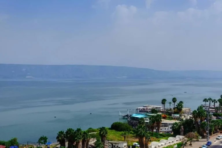 נוף פתוח לכנרת וטיילת טבריה ממלון לאונרדו טבריה