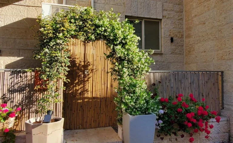 קשת פרחים בכניסה לסוויטה ב-Luz Guest Suite