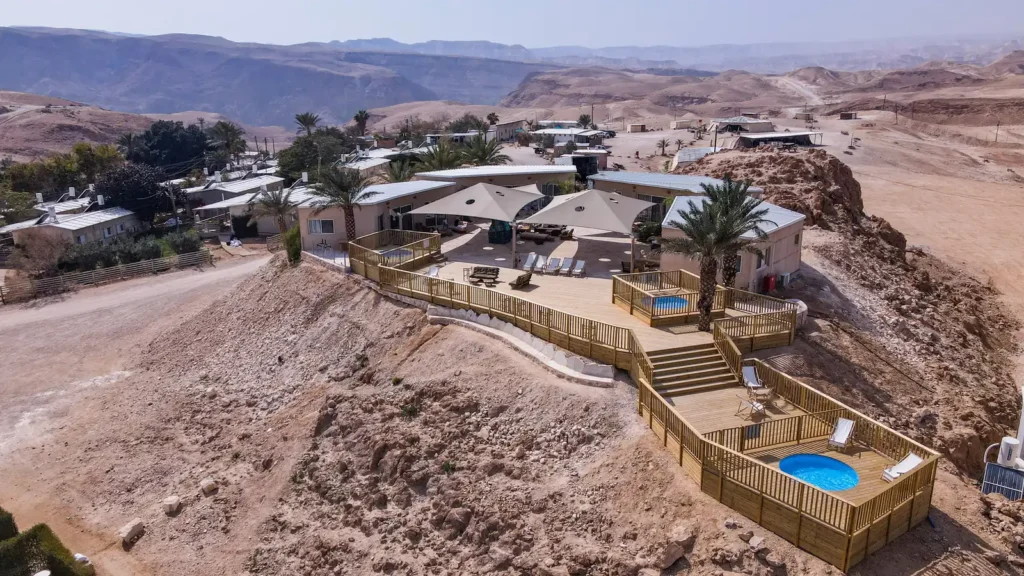 כפר המטיילים מצוקי דרגות על שפת המצוק מעל ים המלח