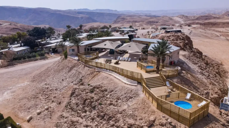 כפר המטיילים מצוקי דרגות על שפת המצוק מעל ים המלח