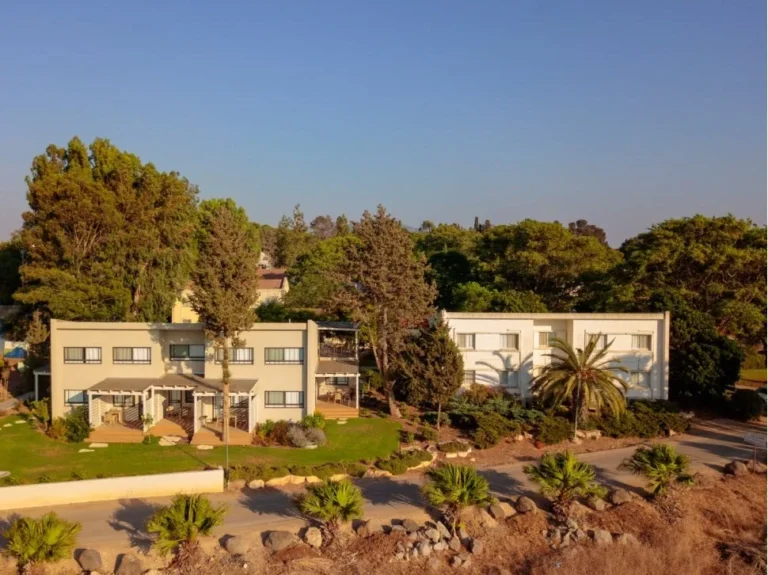 מבני אירוח בני שתי קומות בין עצים