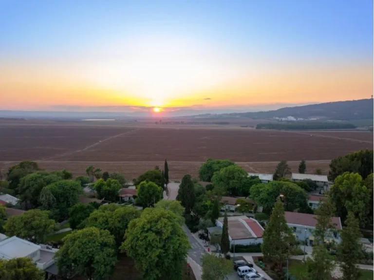 נוף שקיעה מעל עמק יזרעאל והשדות