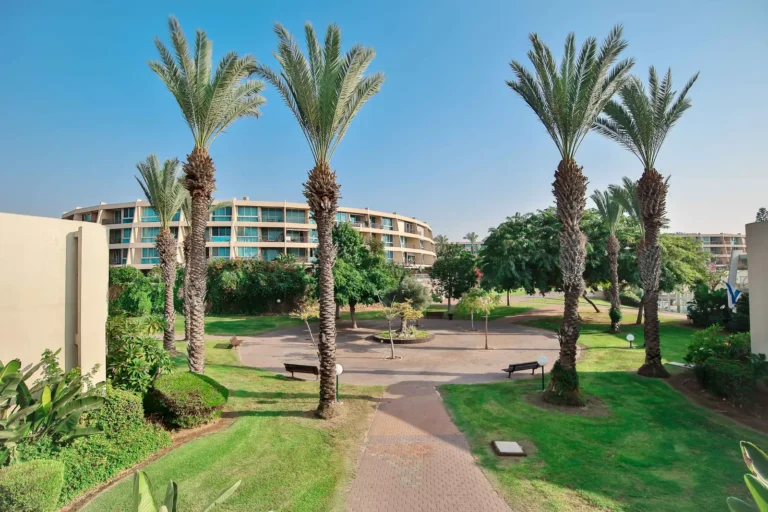גינת דקלים ומתחם הבניין של מול הים בקיסריה