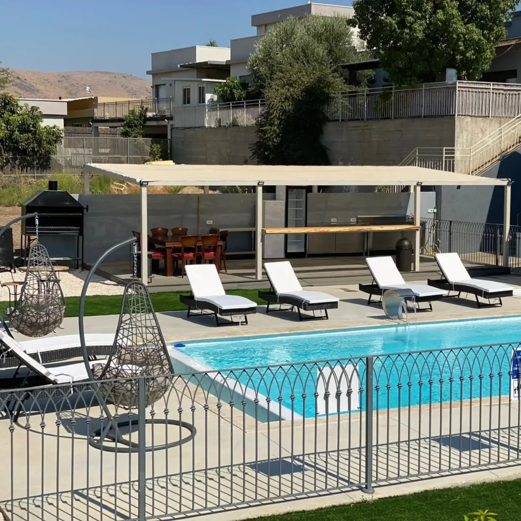 בריכה ומיטות שיזוף במתחם ניחוחות פרובנס בחד נס