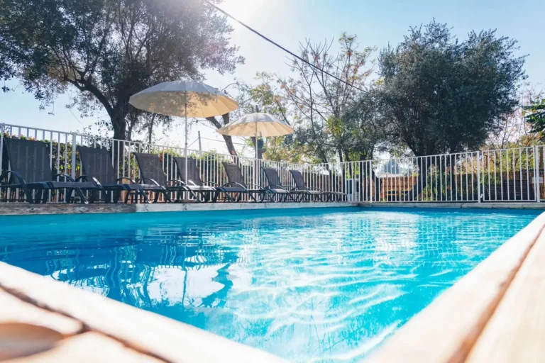 בריכה עם שמשיות ומיטות שיזוף באוליאה בראש פינה