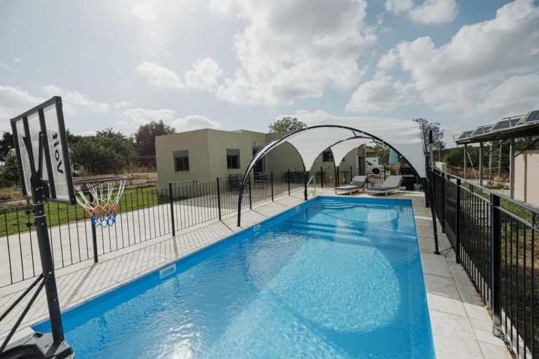 בריכה ארוכה בהחצר האורגנית בכפר אוריה