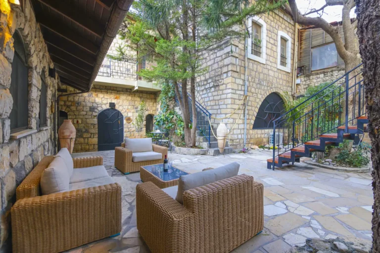 חצר אבן פנימית עם פינת ישיבה בפינה בראש