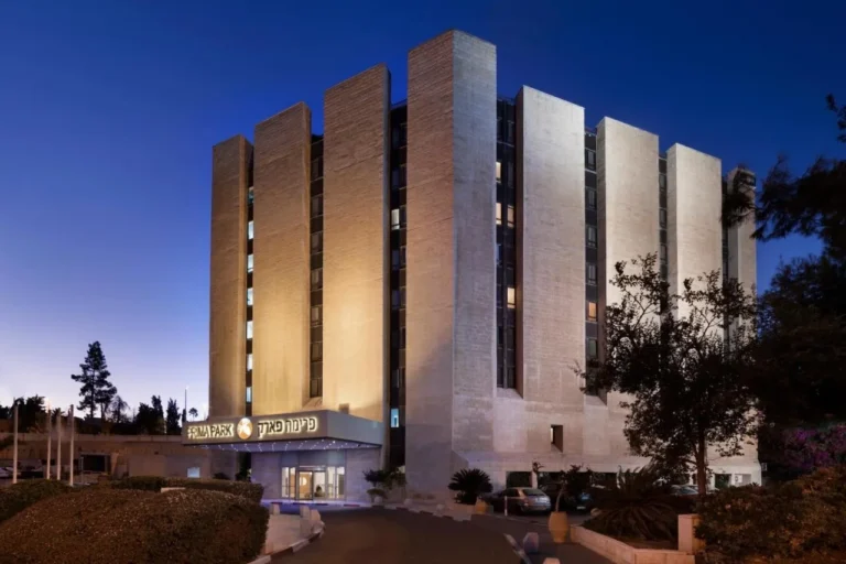 חזית מלון פרימה פארק ירושלים מוארת בערב