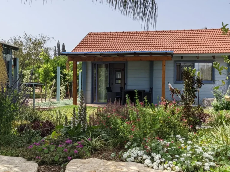 בית האירוח של פרובנס בעמק עם גג רעפים וגינה פורחת