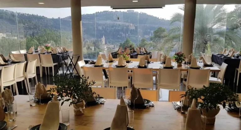 חדר אוכל עם חלונות גדולים ונוף להרי ירושלים במרכז ציפורי